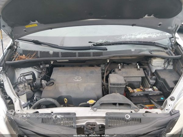 2014 TOYOTA SIENNA LE V6 8 PASSENGER