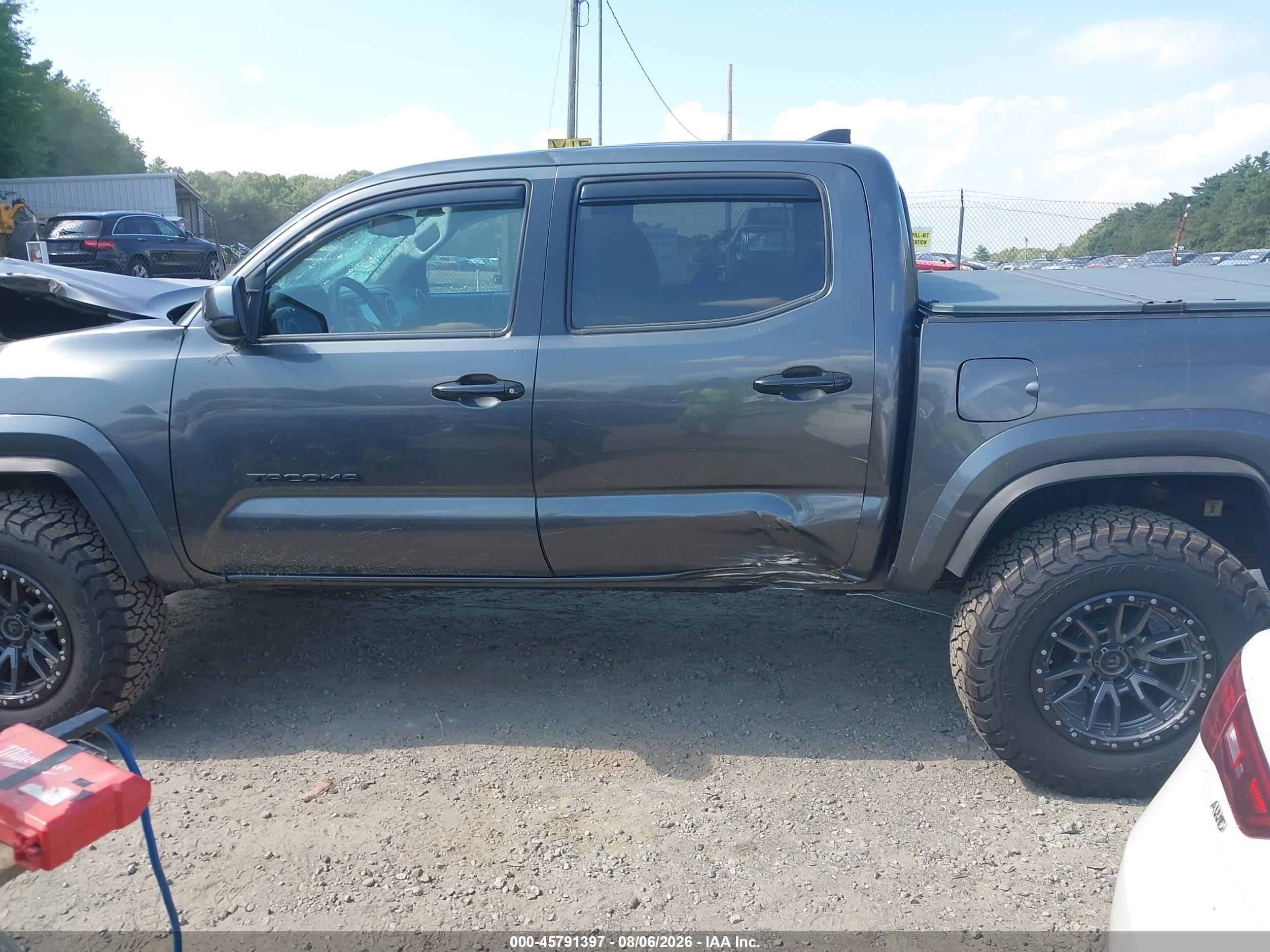 2017 TOYOTA TACOMA SR5 V6