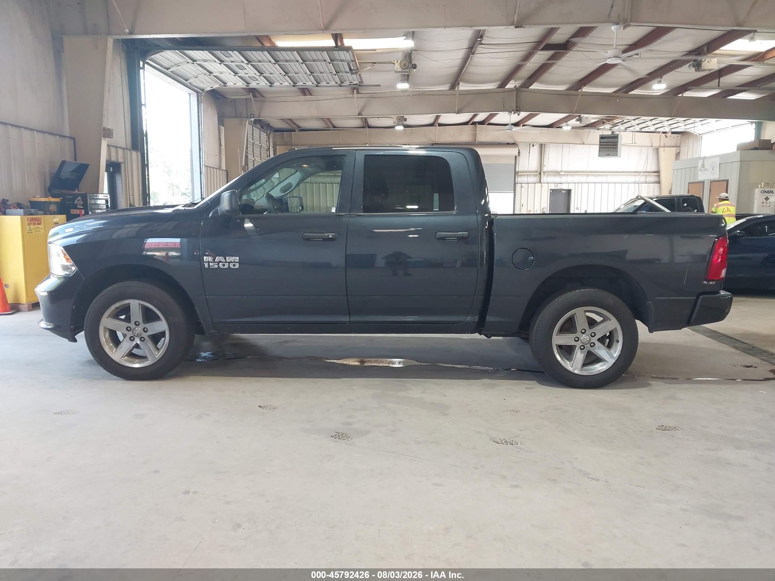 2018 RAM 1500 EXPRESS  4X4 5'7 BOX