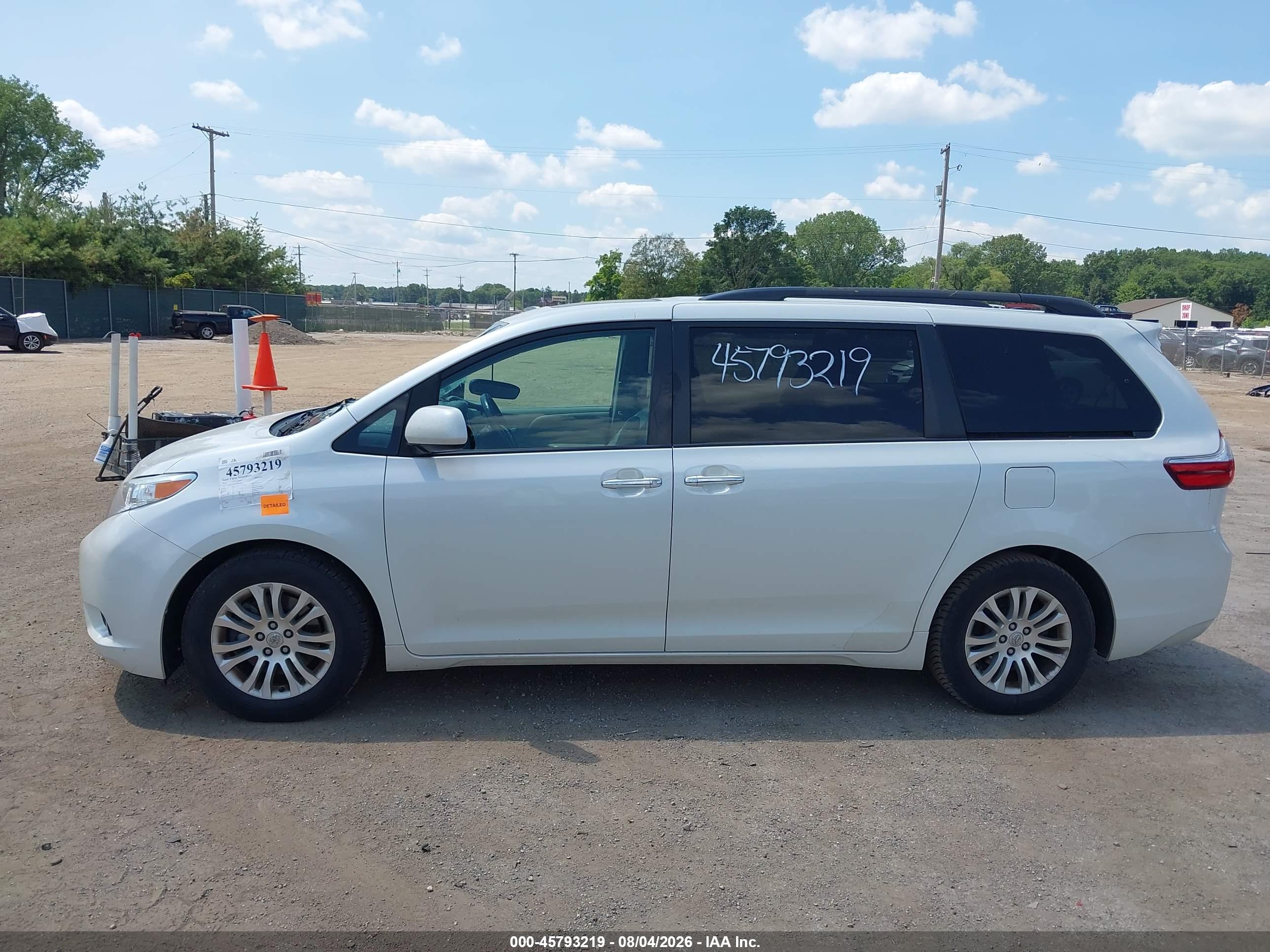 2015 TOYOTA SIENNA XLE 8 PASSENGER