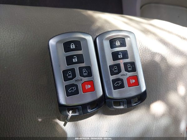 2015 TOYOTA SIENNA XLE 8 PASSENGER