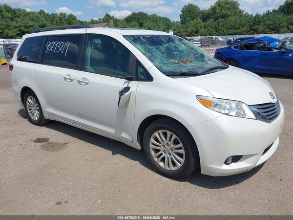 2015 TOYOTA SIENNA XLE 8 PASSENGER