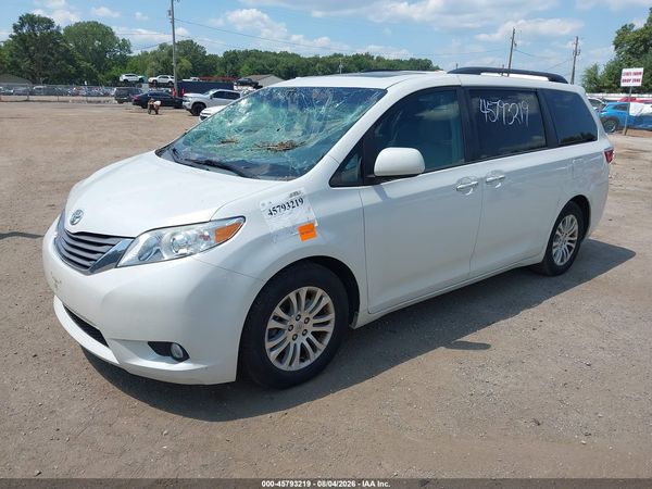 2015 TOYOTA SIENNA XLE 8 PASSENGER