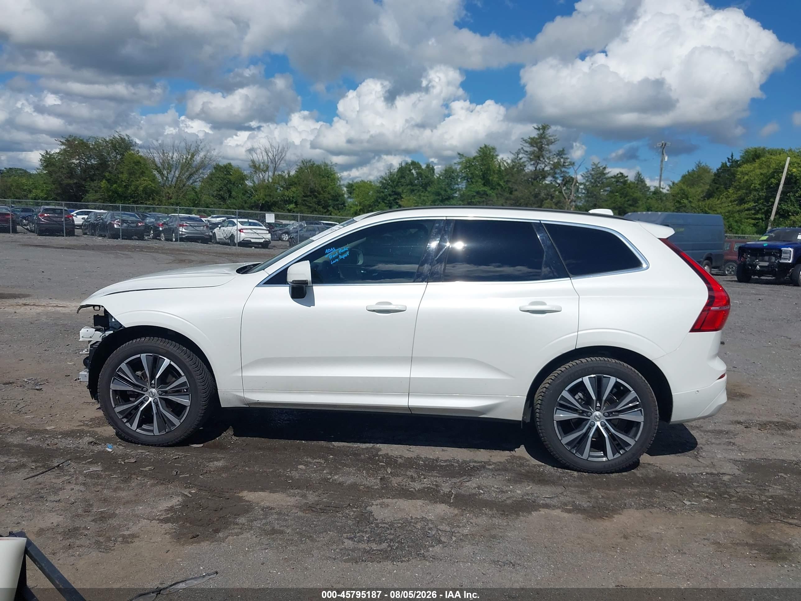 2022 VOLVO XC60 B5 MOMENTUM