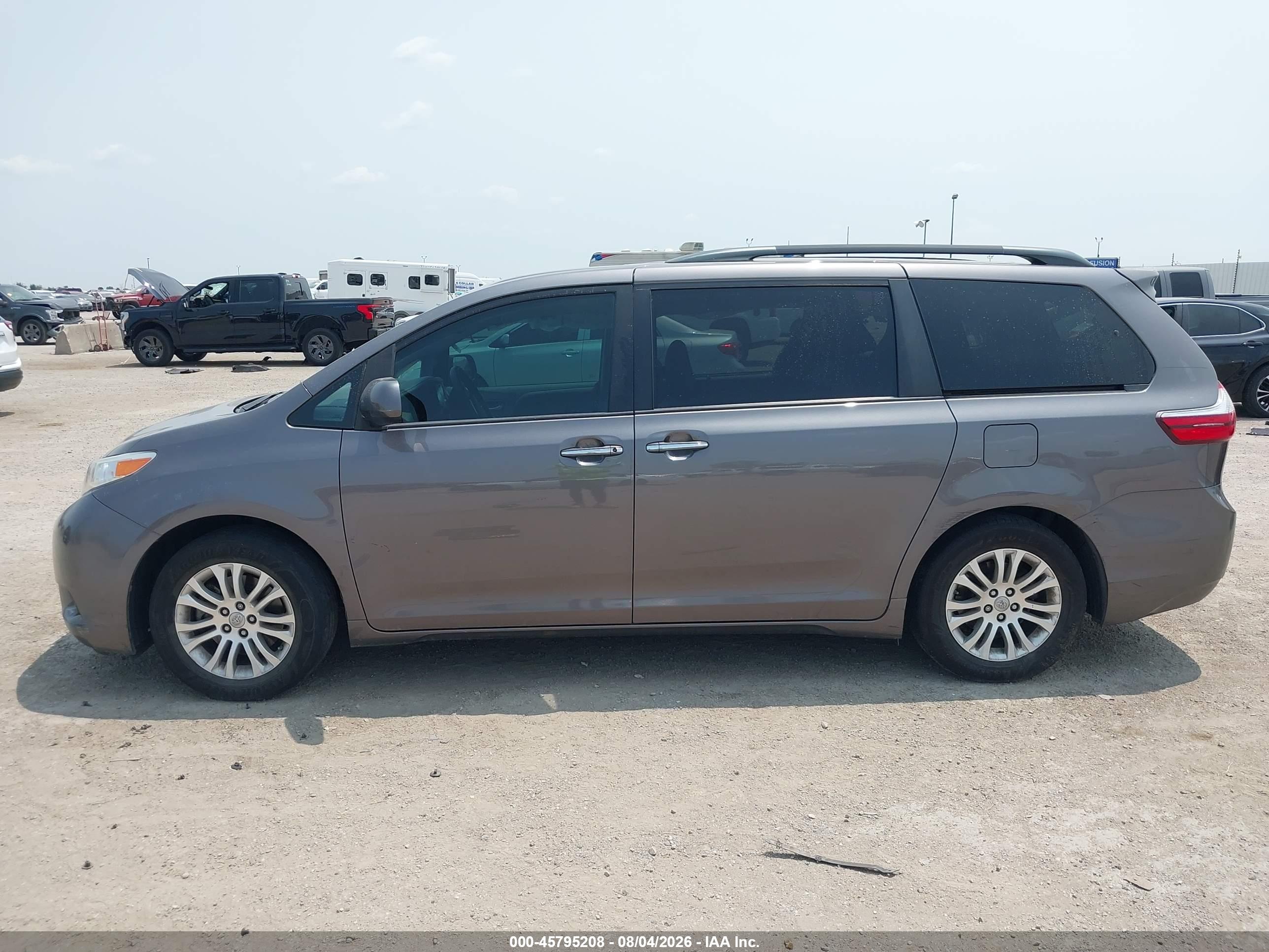 2017 TOYOTA SIENNA XLE PREMIUM 8 PASSENGER