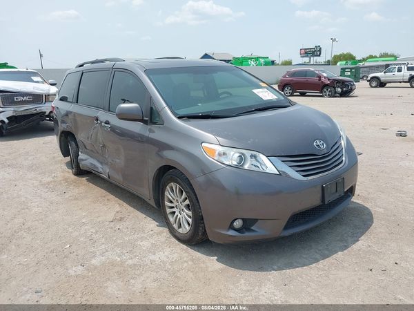 2017 TOYOTA SIENNA XLE PREMIUM 8 PASSENGER