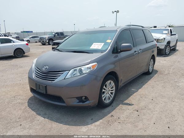 2017 TOYOTA SIENNA XLE PREMIUM 8 PASSENGER
