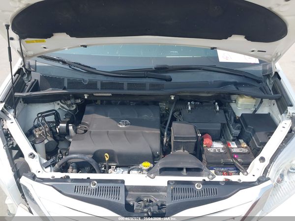 2015 TOYOTA SIENNA LE 8 PASSENGER