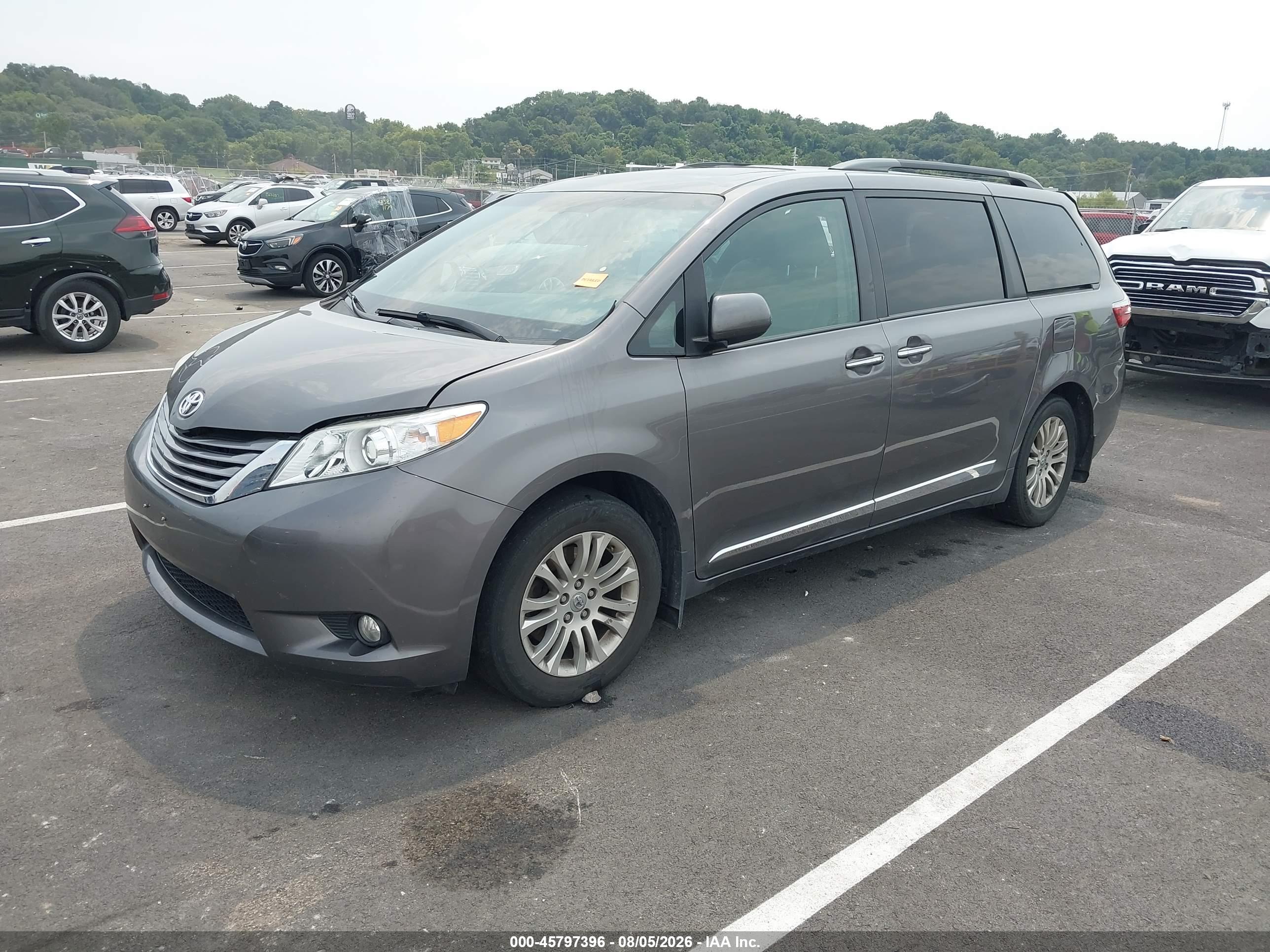 2017 TOYOTA SIENNA XLE PREMIUM 8 PASSENGER — I2