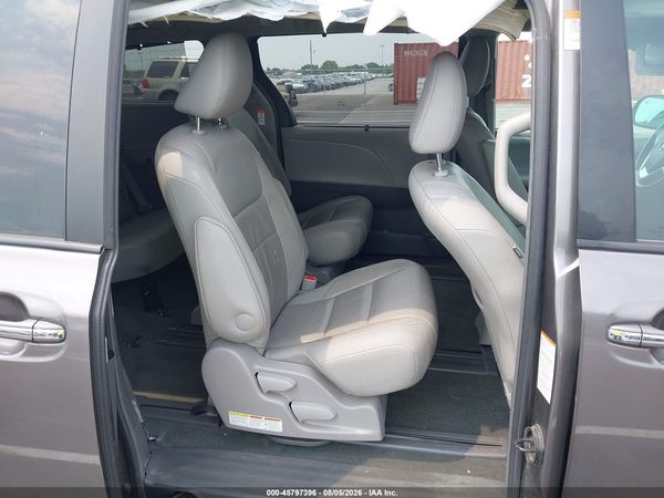 2017 TOYOTA SIENNA XLE PREMIUM 8 PASSENGER — I8