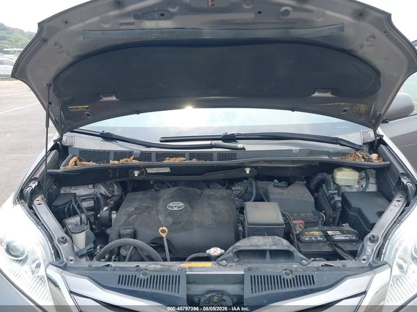 2017 TOYOTA SIENNA XLE PREMIUM 8 PASSENGER — I10