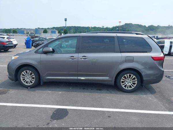 2017 TOYOTA SIENNA XLE PREMIUM 8 PASSENGER — I117