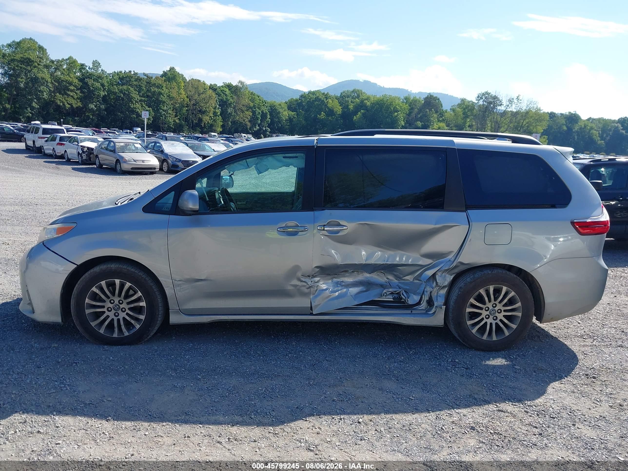 2019 TOYOTA SIENNA XLE 8 PASSENGER