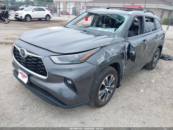 2022 TOYOTA HIGHLANDER XLE
