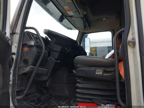 2020 VOLVO VNL