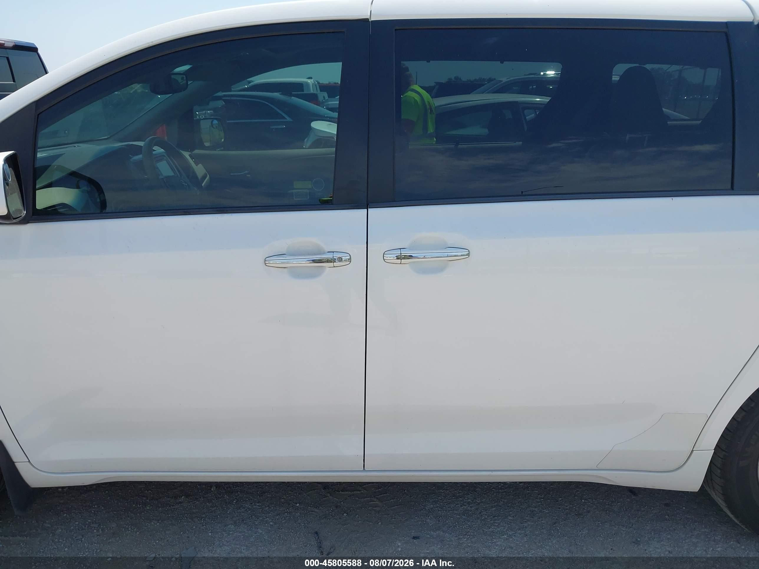 2013 TOYOTA SIENNA XLE V6 8 PASSENGER
