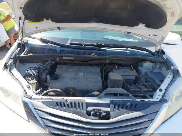 2013 TOYOTA SIENNA XLE V6 8 PASSENGER