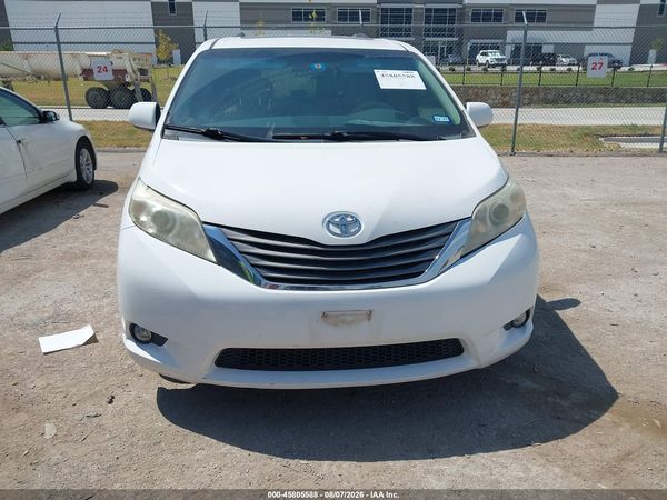 2013 TOYOTA SIENNA XLE V6 8 PASSENGER