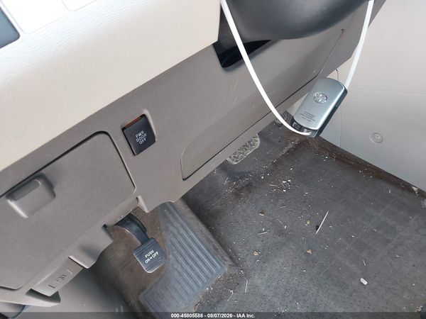 2013 TOYOTA SIENNA XLE V6 8 PASSENGER