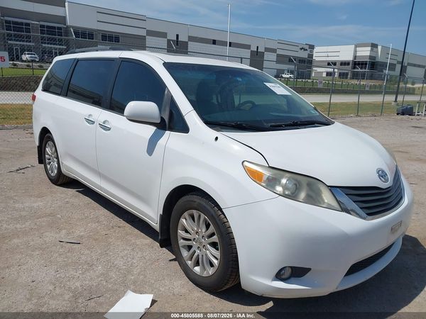 2013 TOYOTA SIENNA XLE V6 8 PASSENGER