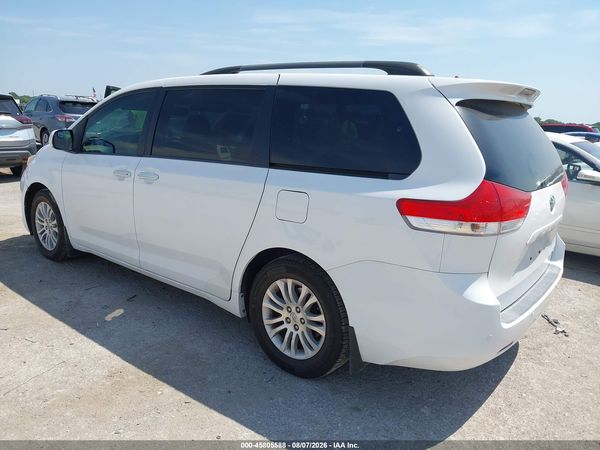 2013 TOYOTA SIENNA XLE V6 8 PASSENGER