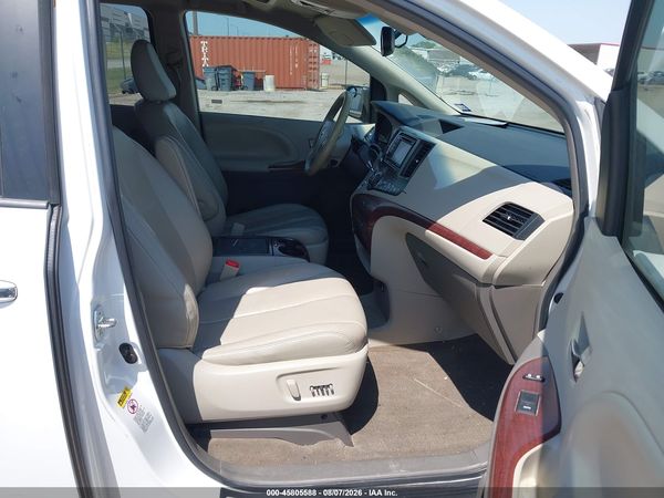 2013 TOYOTA SIENNA XLE V6 8 PASSENGER