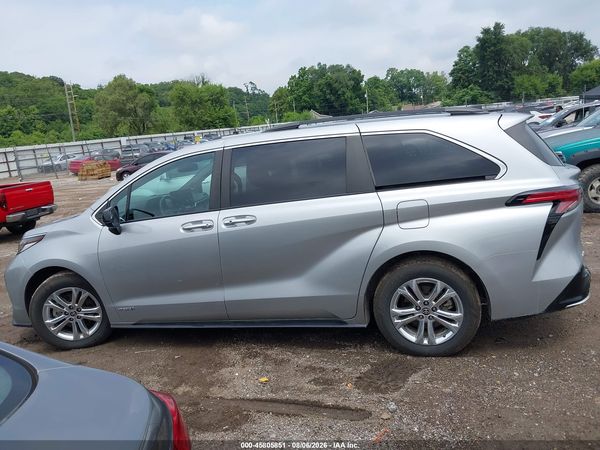 2021 TOYOTA SIENNA XSE