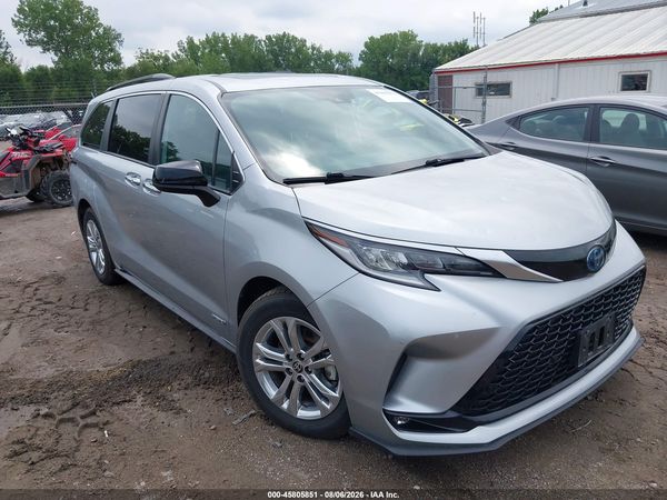 2021 TOYOTA SIENNA XSE