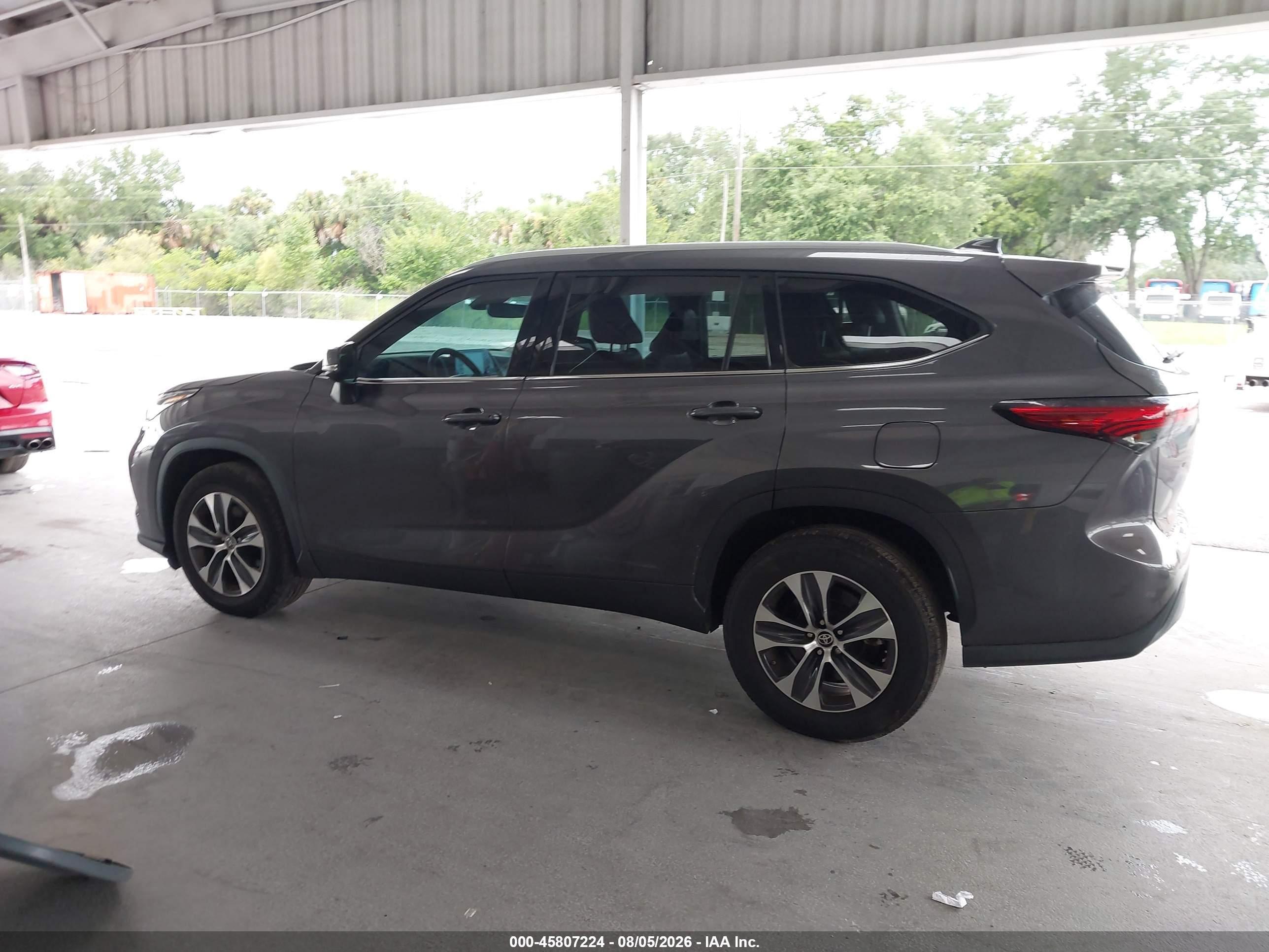 2022 TOYOTA HIGHLANDER XLE