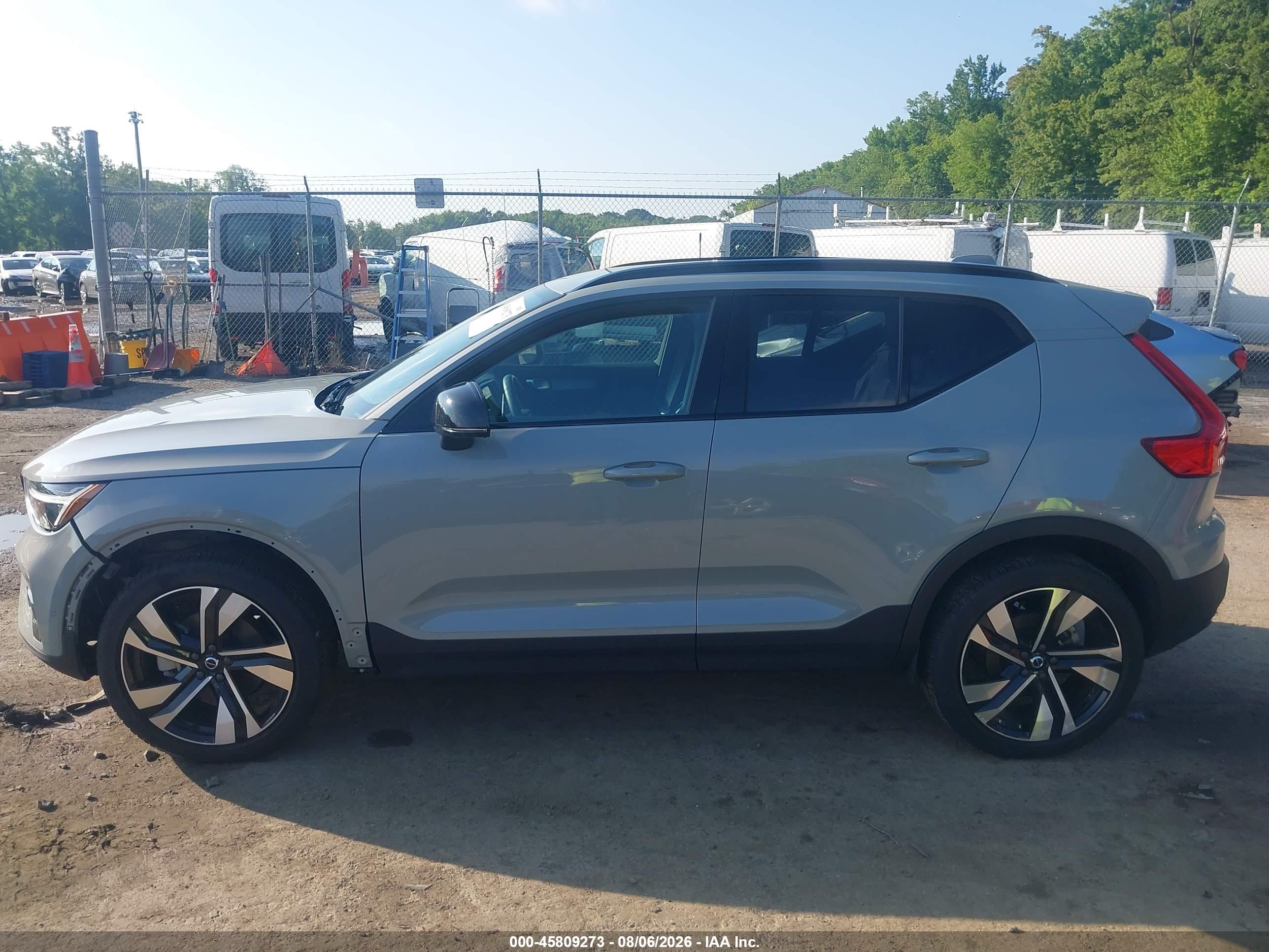 2025 VOLVO XC40 B5 PLUS DARK THEME