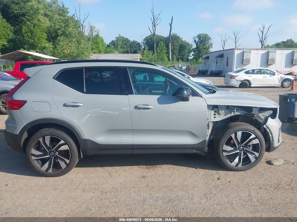 2025 VOLVO XC40 B5 PLUS DARK THEME