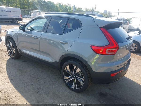 2025 VOLVO XC40 B5 PLUS DARK THEME