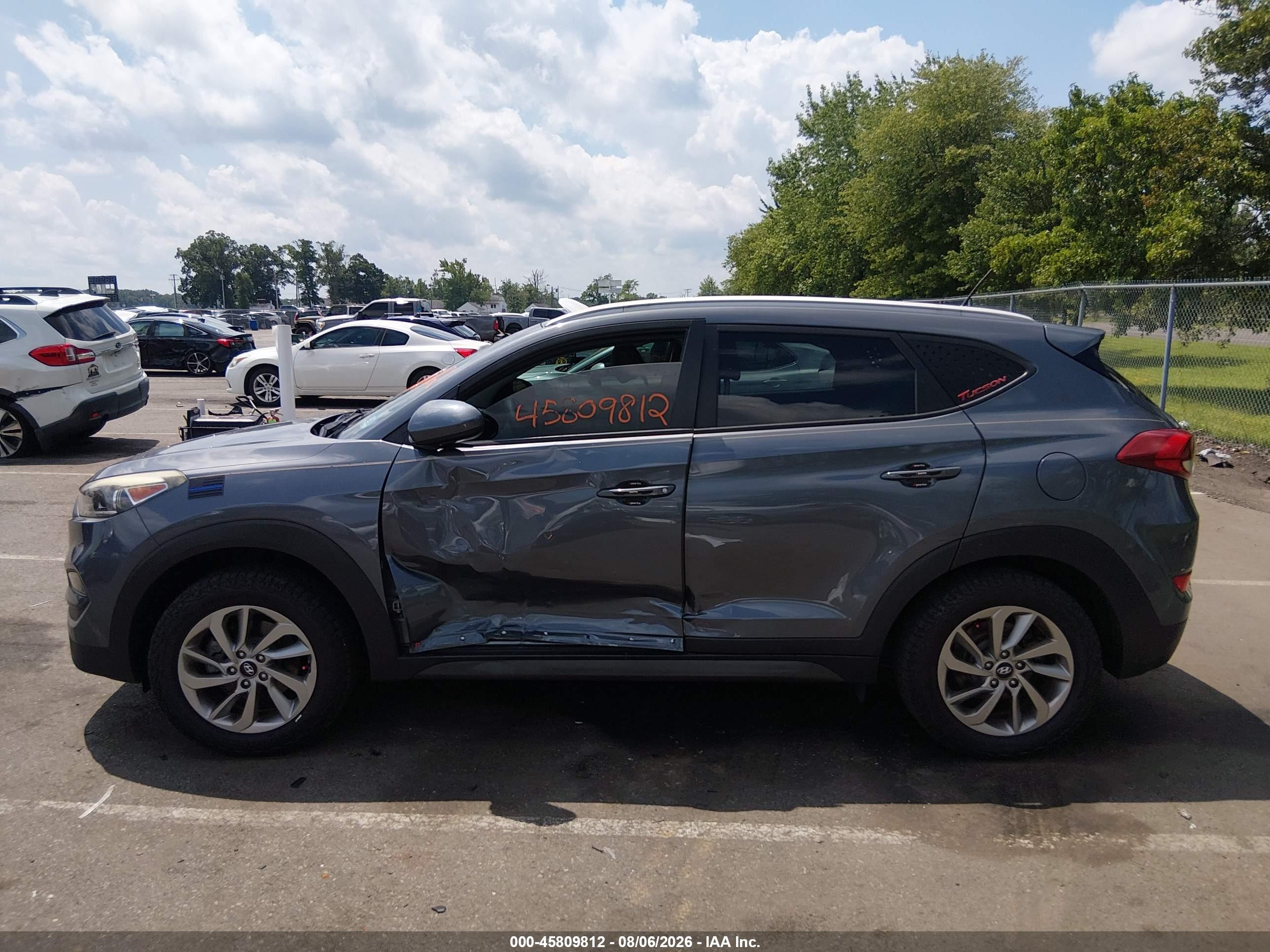 2016 HYUNDAI TUCSON SE