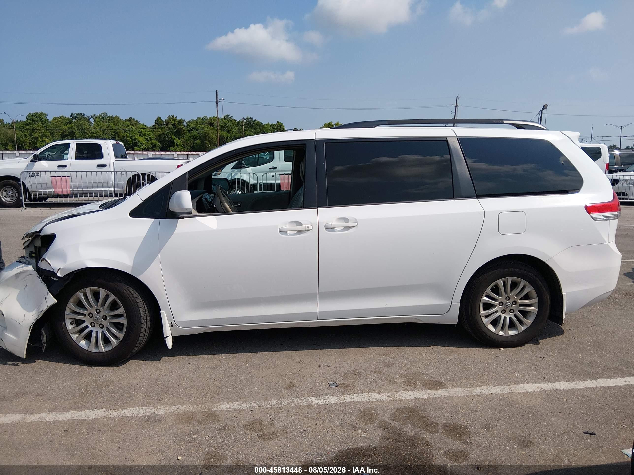 2013 TOYOTA SIENNA XLE V6 8 PASSENGER