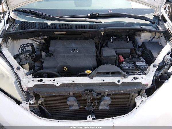 2013 TOYOTA SIENNA XLE V6 8 PASSENGER