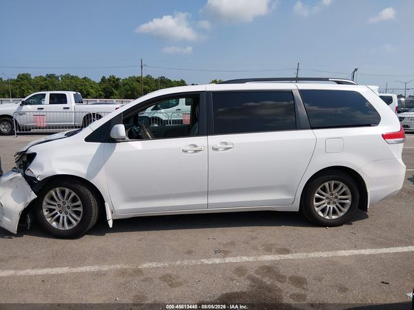 2013 TOYOTA SIENNA XLE V6 8 PASSENGER