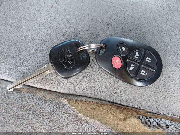 2013 TOYOTA SIENNA XLE V6 8 PASSENGER