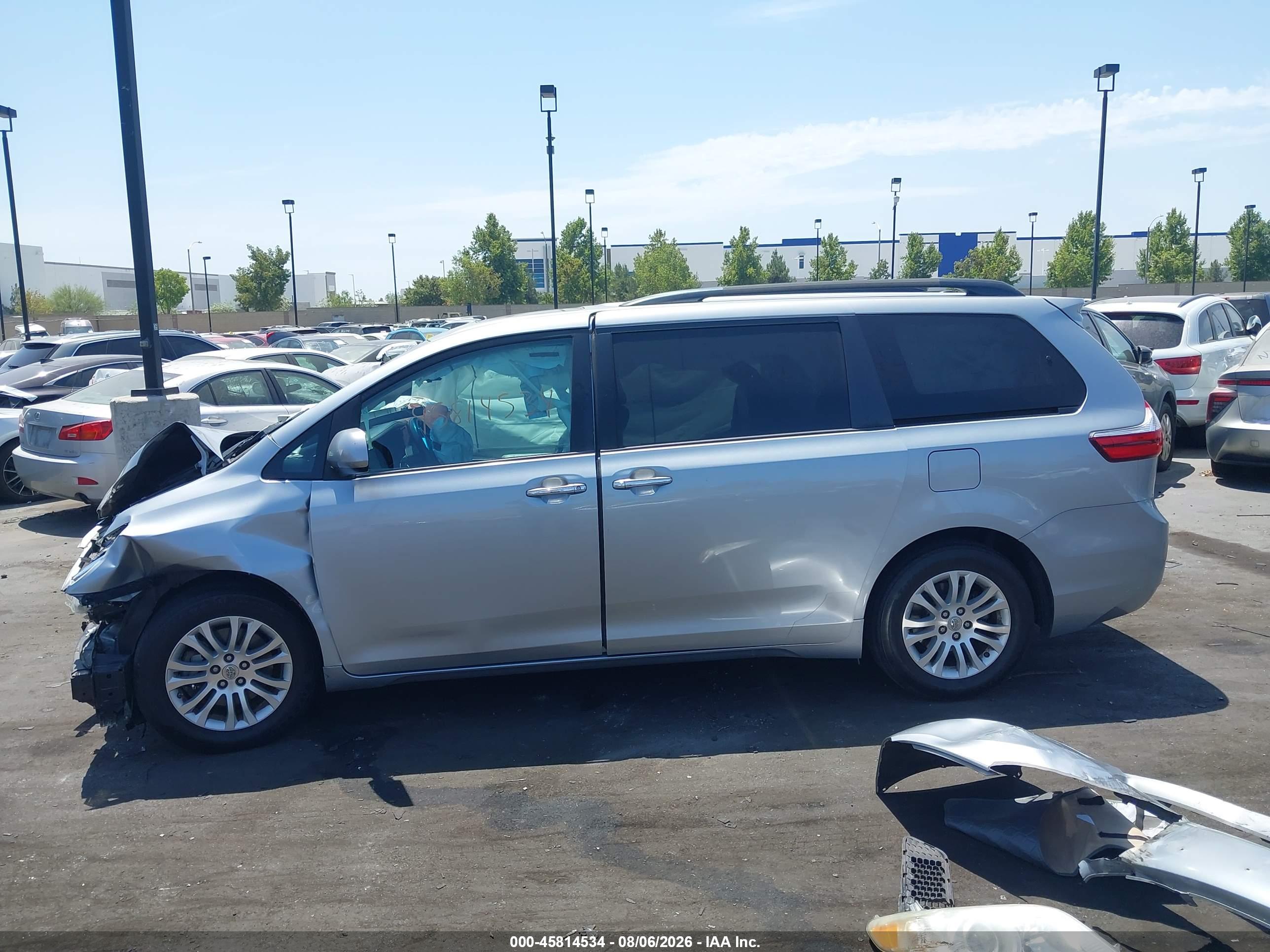 2016 TOYOTA SIENNA XLE PREMIUM 8 PASSENGER