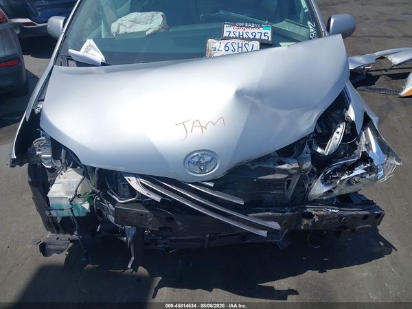 2016 TOYOTA SIENNA XLE PREMIUM 8 PASSENGER