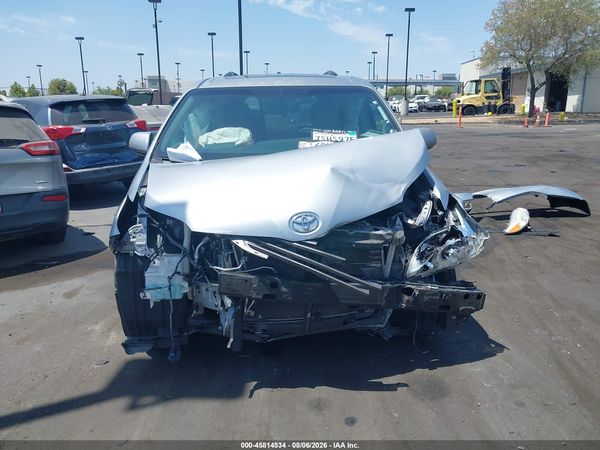 2016 TOYOTA SIENNA XLE PREMIUM 8 PASSENGER
