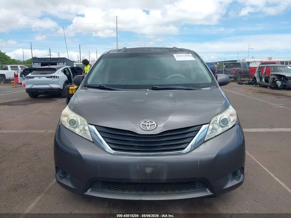 2013 TOYOTA SIENNA
