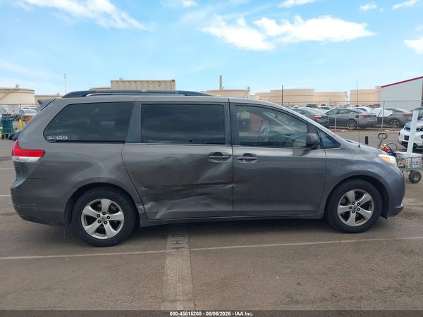 2013 TOYOTA SIENNA