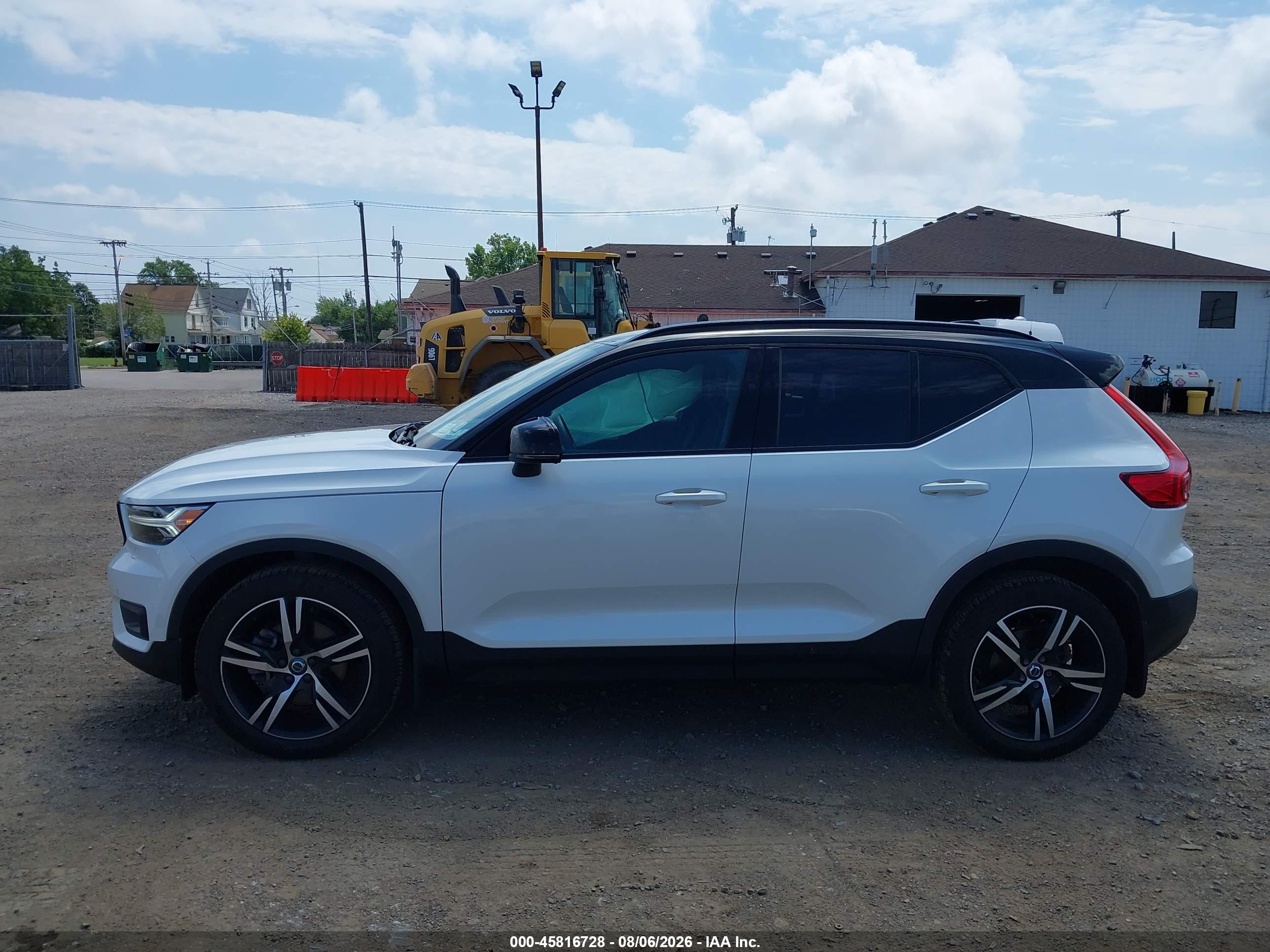 2022 VOLVO XC40 T5 R-DESIGN