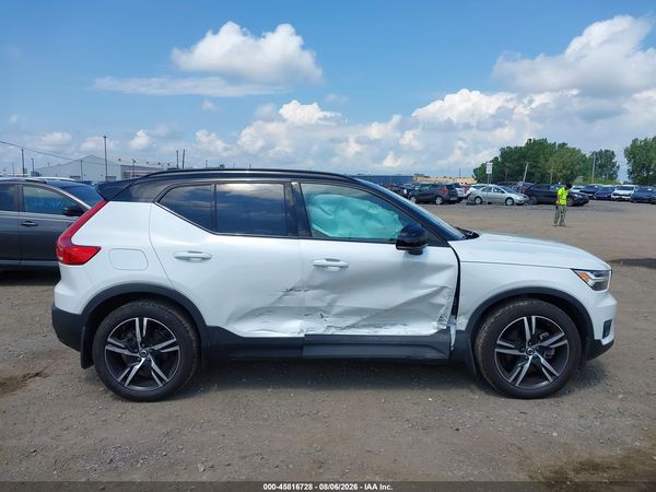 2022 VOLVO XC40 T5 R-DESIGN