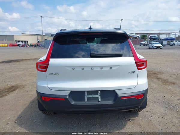 2022 VOLVO XC40 T5 R-DESIGN