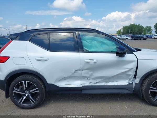 2022 VOLVO XC40 T5 R-DESIGN