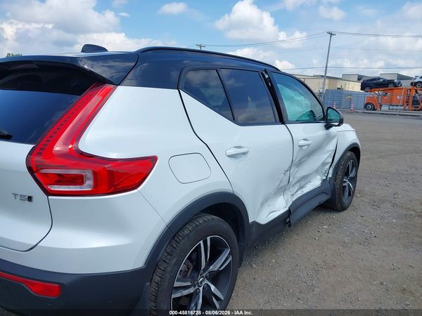 2022 VOLVO XC40 T5 R-DESIGN