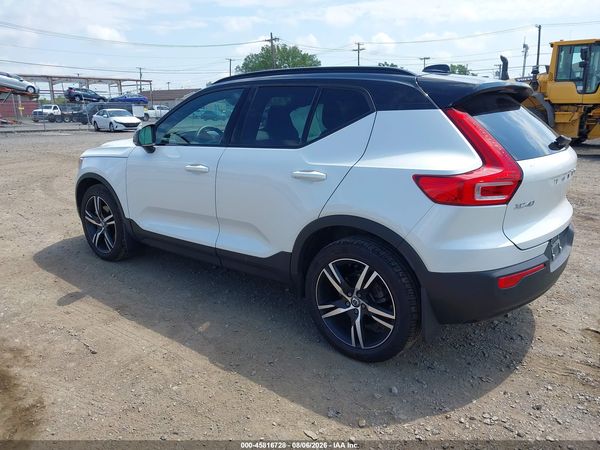 2022 VOLVO XC40 T5 R-DESIGN