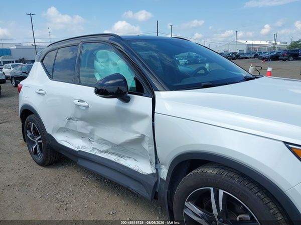 2022 VOLVO XC40 T5 R-DESIGN