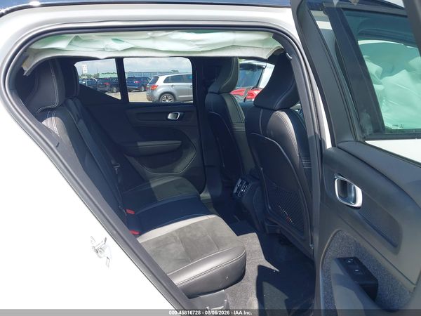 2022 VOLVO XC40 T5 R-DESIGN